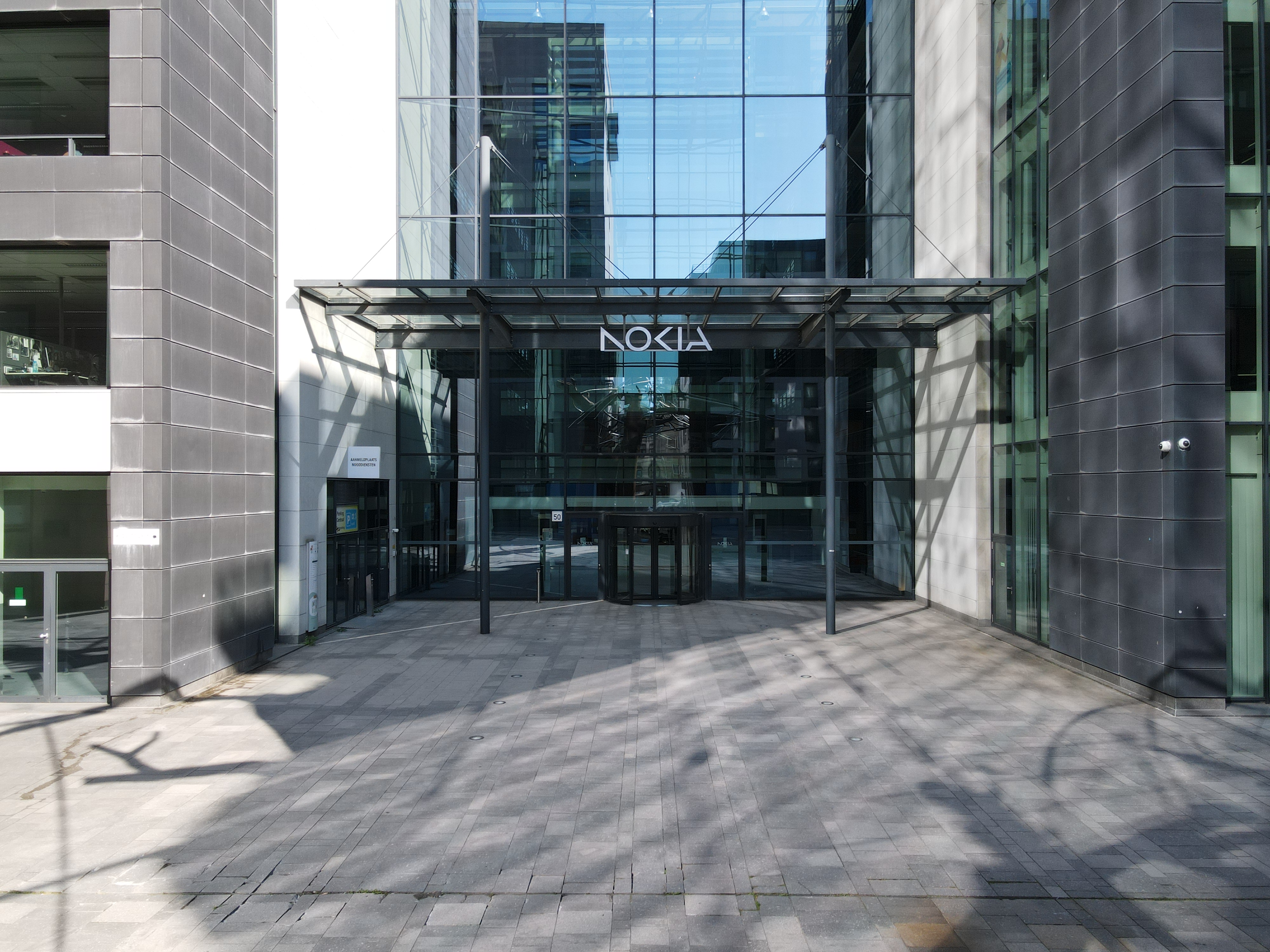 Zicht op de grote glazen inkom van Nokia.