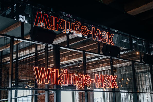 Logo Wikings in de Burgerij op het Eilandje
