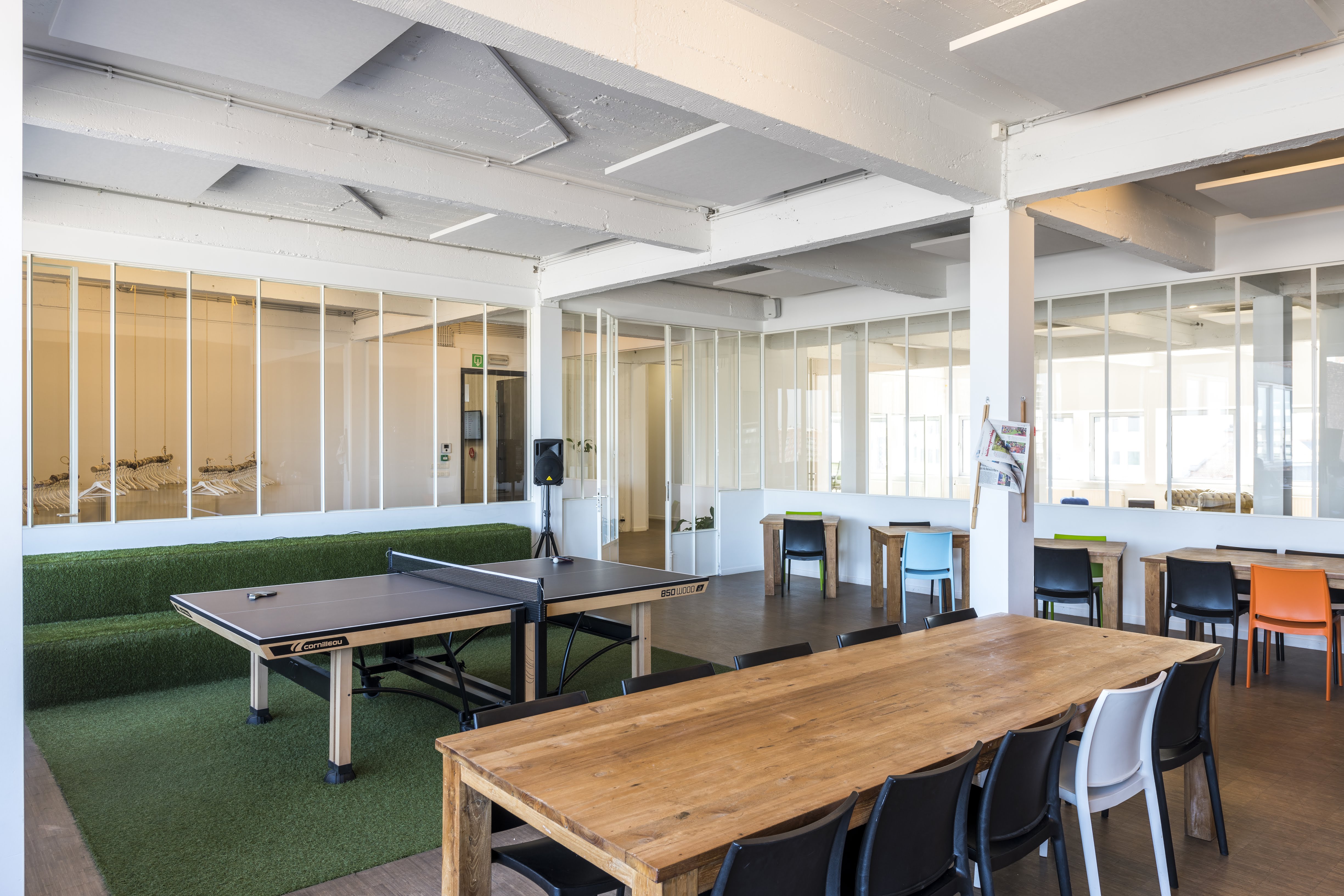 Zicht op het interieur van Urban City met een pingpong-en studeertafel