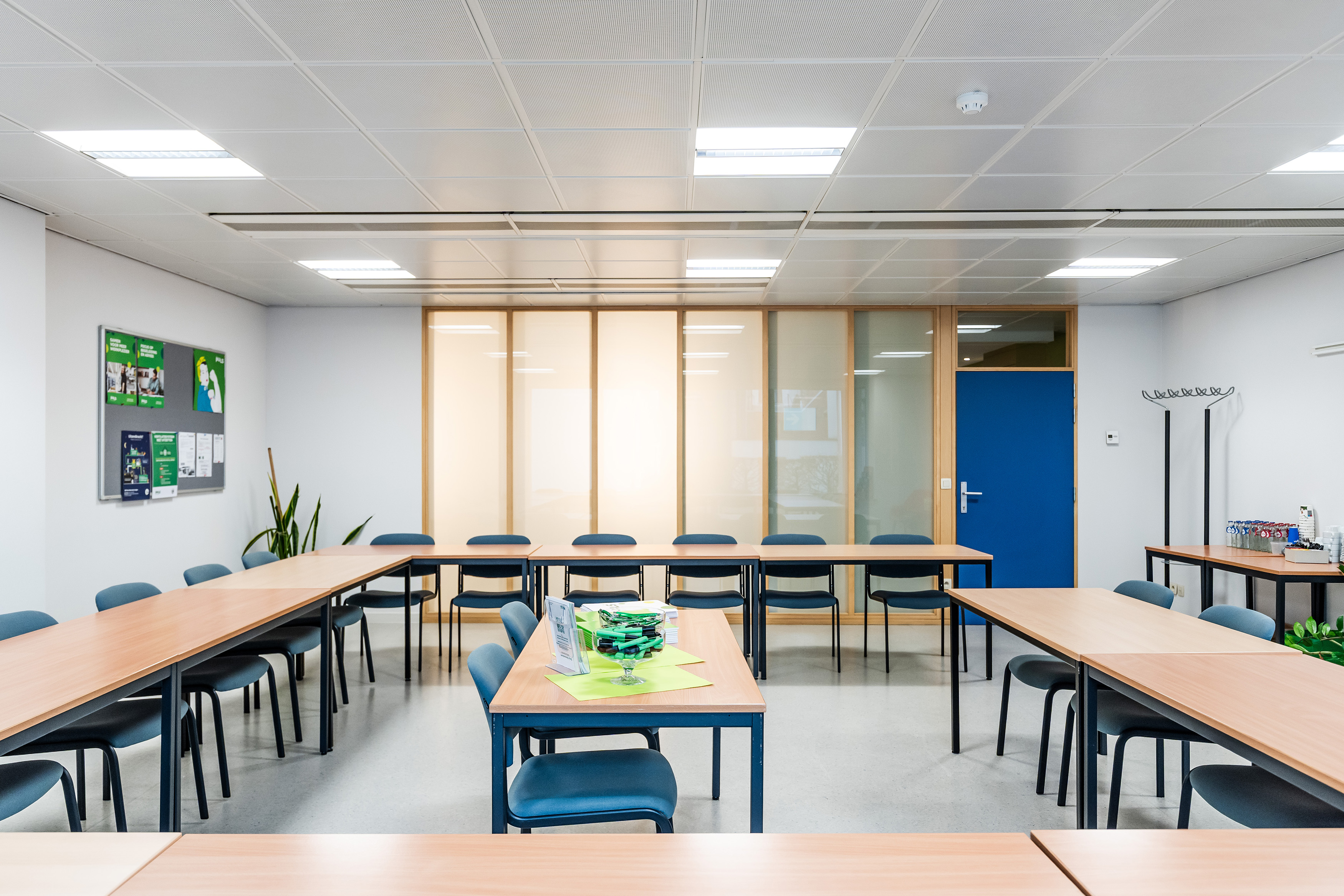 Studeerruimte bij ACV Puls met tafel opgesteld in een vierkant en stoelen rondom.