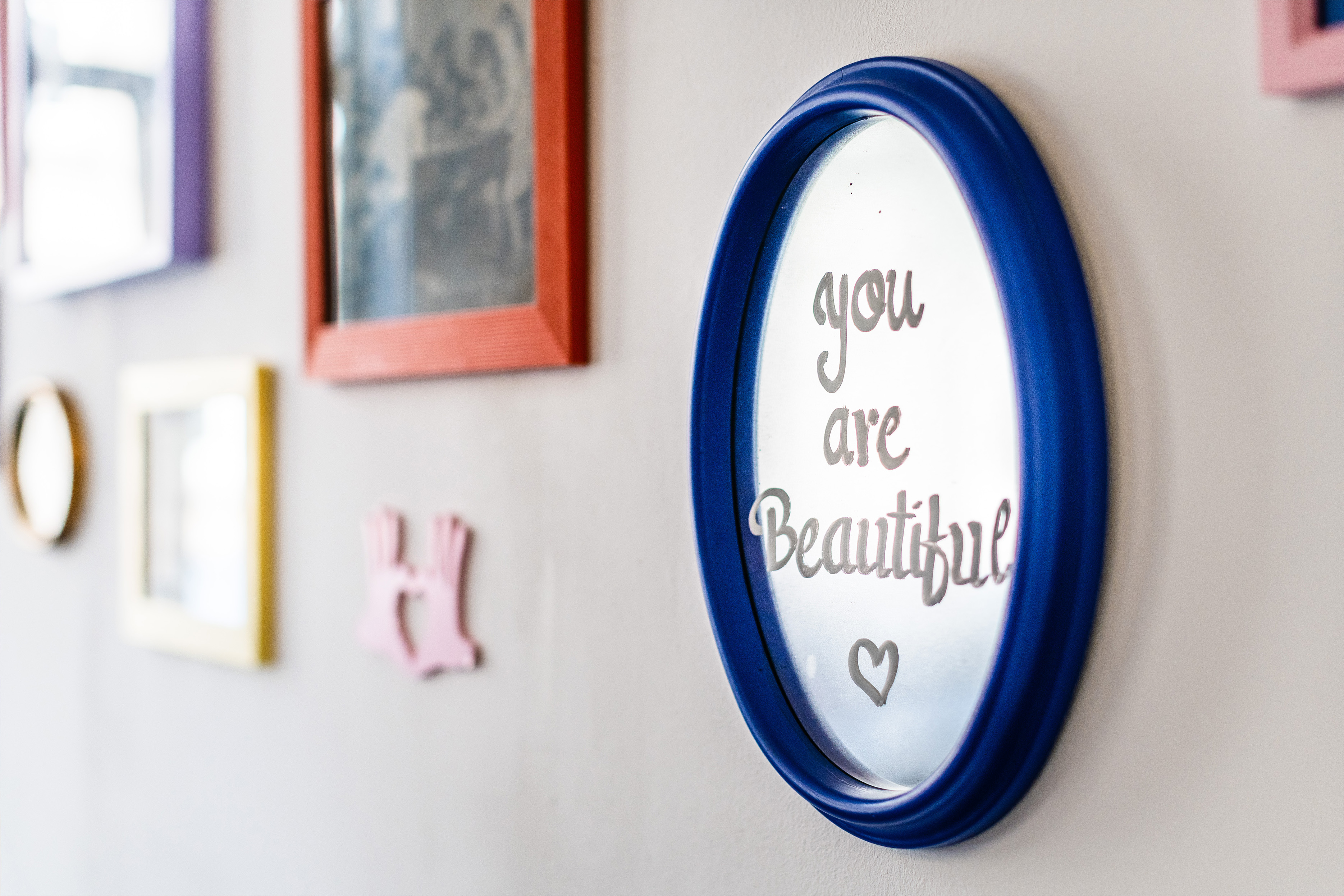 Zicht op een spiegel met de tekst 'you are beautiful' op aan de muur bij Lucy's Antwerp.