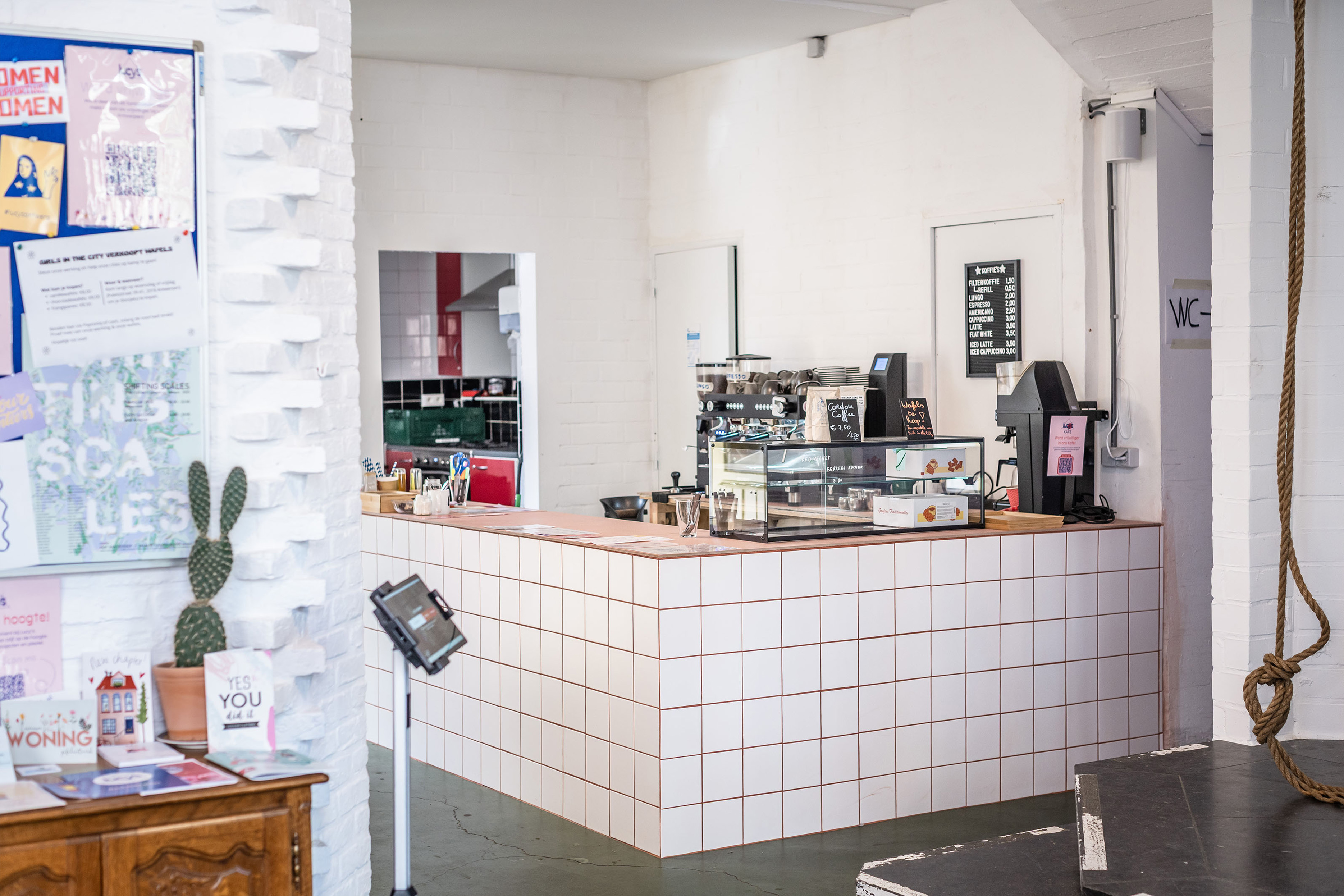 Zicht op de koffiebar bij Lucy's Antwerp