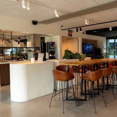 Zicht op de koffiehoek bij MeetDistrict