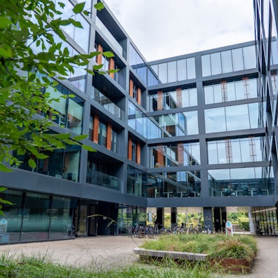Zicht op het gebouw waar MeetDistrict zit.