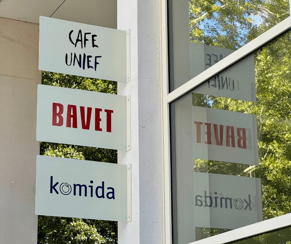 Buitenaanzicht van Bavet met enkele logo's van het restaurant en de universiteit
