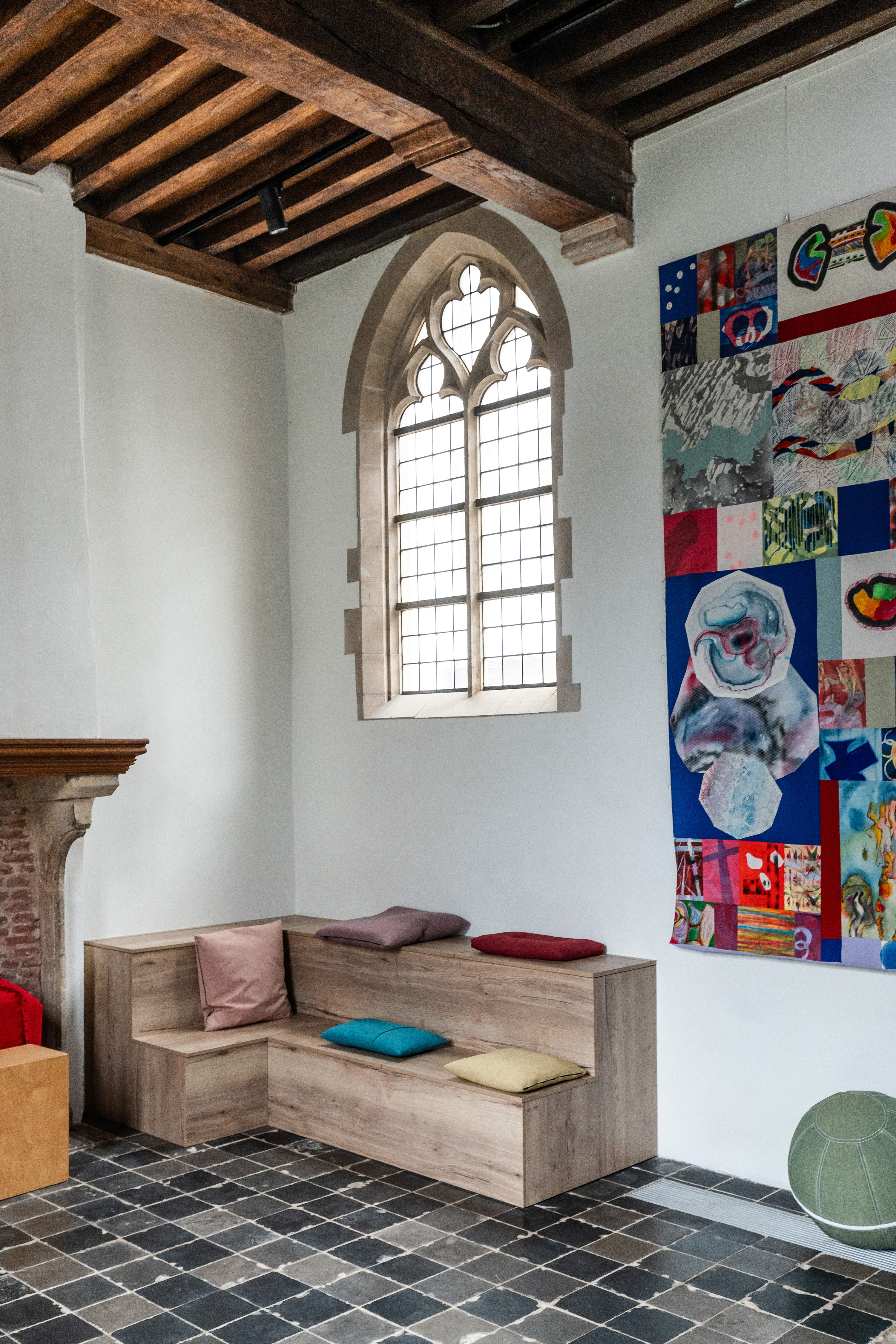 Zicht op een gezellige studeerhoek bij Beschut Wonen