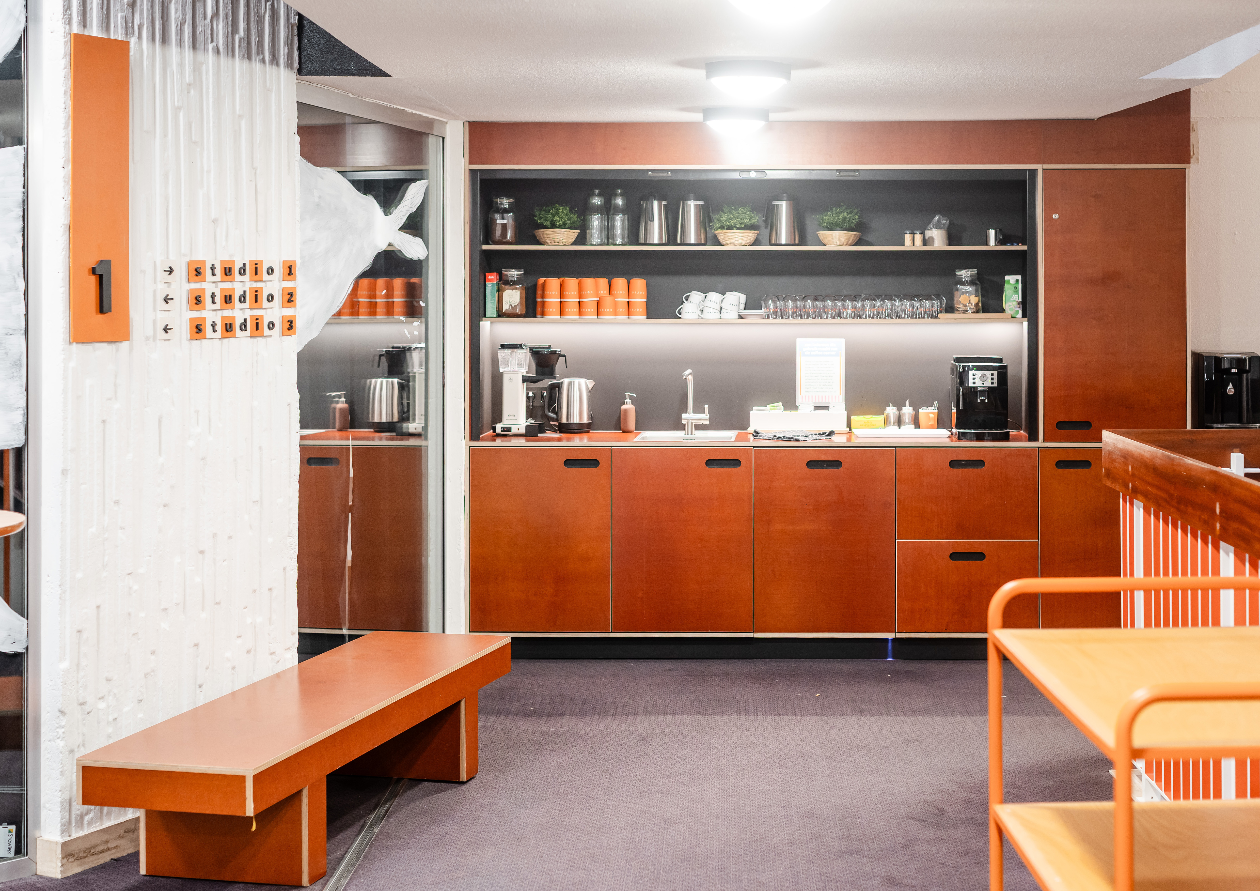 Zicht op de koffiehoek bij Corso