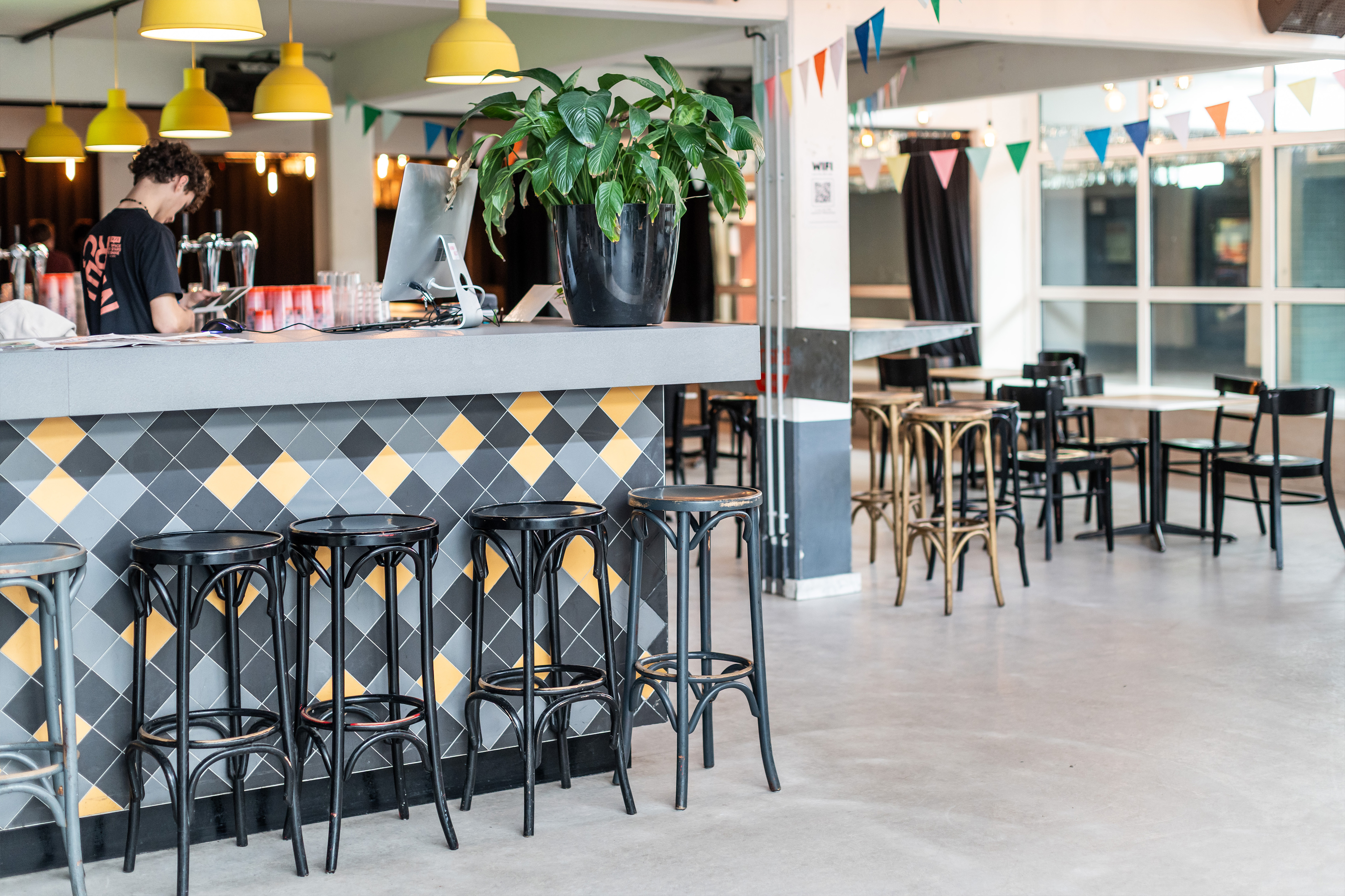 Zicht op de bar bij Trix