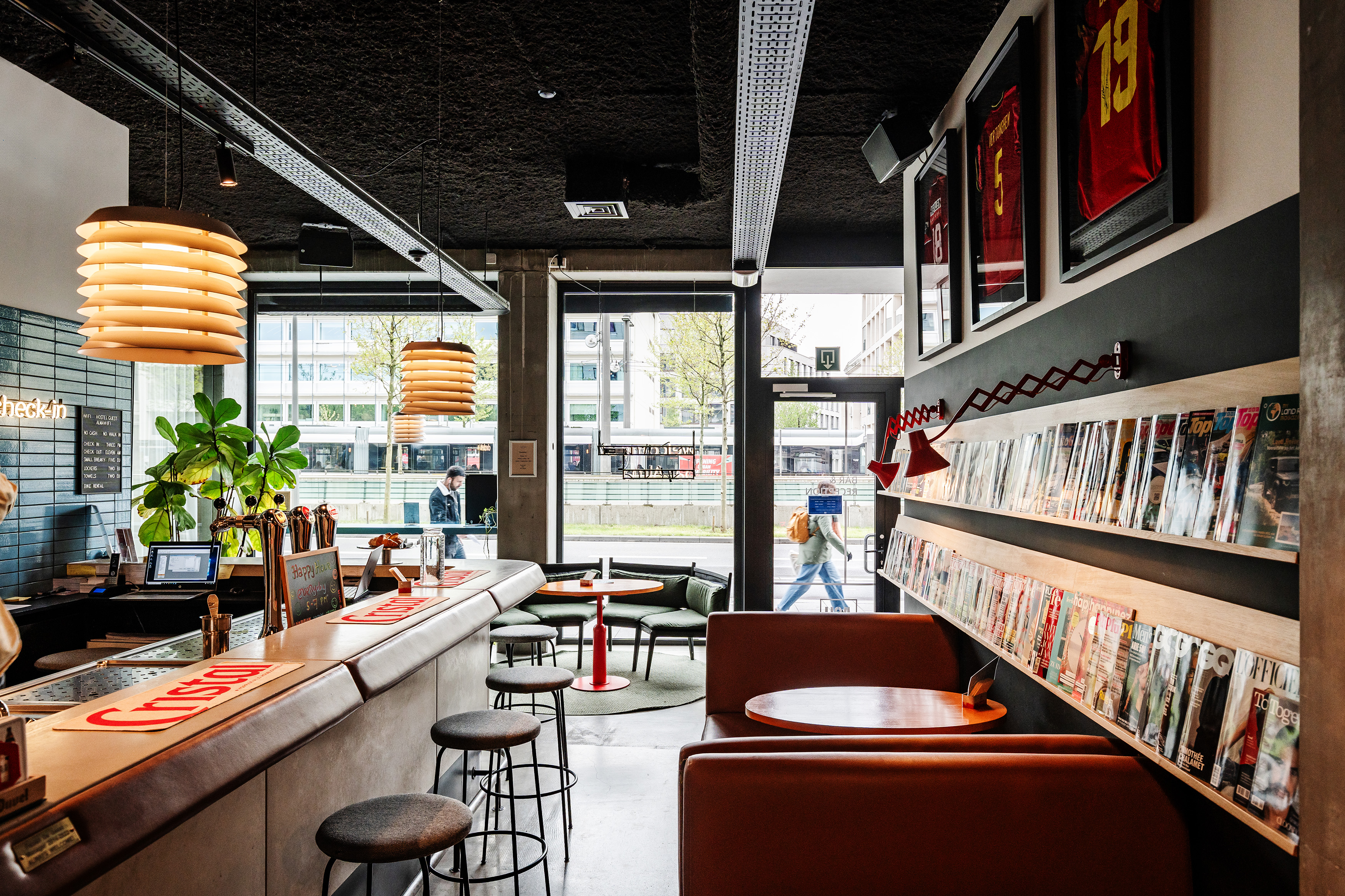 Binnenzicht bij studeerlocatie The Ash waar een gezellige bar met krukjes link staat en rechts zeteltjes.