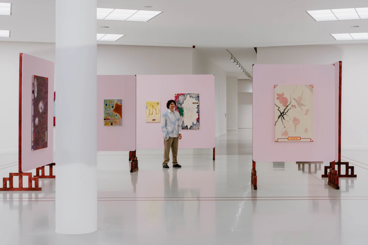 Bezoeker in een tentoonstellingsruimte van het Muhka