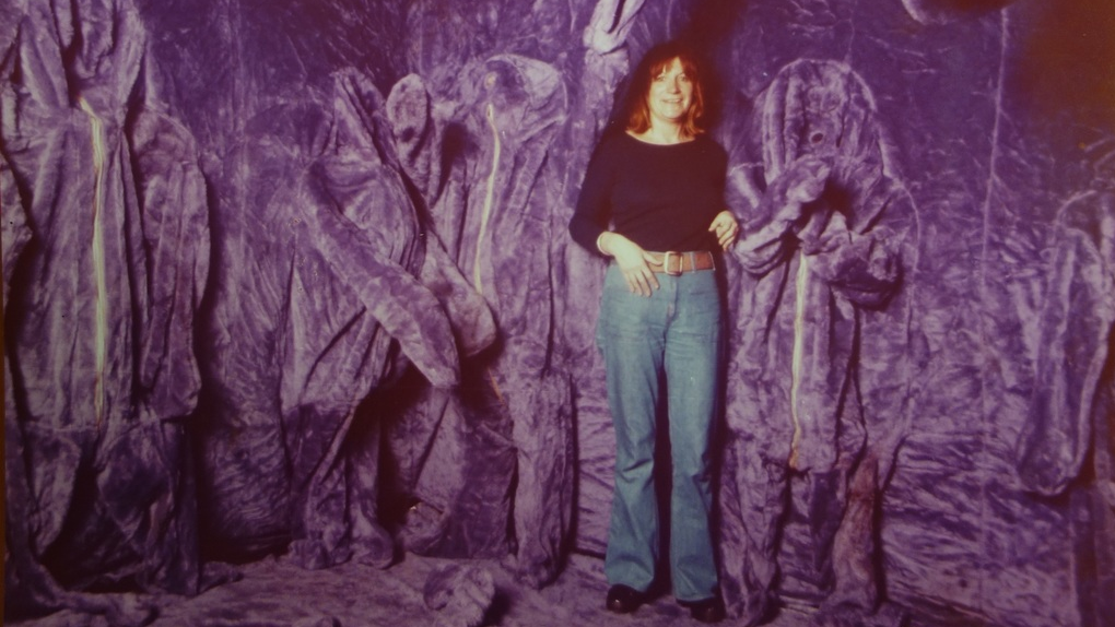 Nicola L. in La Chambre en Fourrure in Galerie Alexandra Monett, Brussel, 1975. Met dank aan de Nicola L. Collection & Archive en Alison Jacques © Nicola L. Collection & Archive