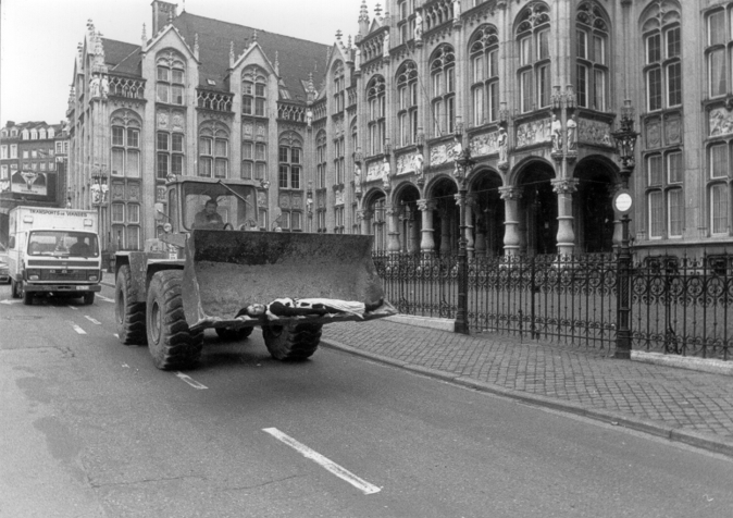 MesuRAGE de la place St. Lambert, Liège, April 26 – 28, 1980. A bulldozer transports ORLAN through Liège. M HKA, Archive of Internationaal Cultureel Centrum ICC, Antwerp © ORLAN Collection & Archive.