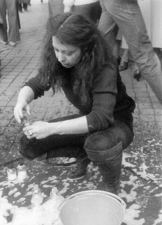 MesuRAGE de la place St. Lambert, Liège, 1980. M HKA, Archive of Internationaal Cultureel Centrum ICC, Antwerp © ORLAN Collection & Archive.