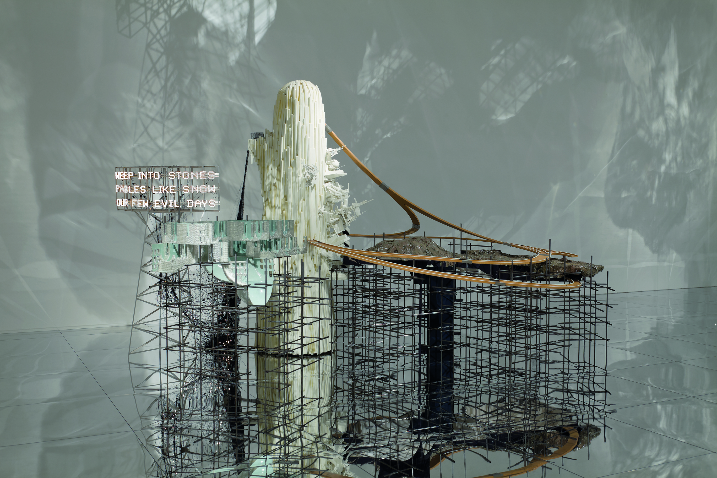 Lee Bul, Mon grand récit: Weep into stones..., 2005. Installation view of Lee Bul: From Me, Belongs to You Only, Mori Art Museum, Tokyo, 2012. Collection of HITEJINRO Co., Ltd. © Lee Bul. Photo: Osamu Watanabe. Courtesy of the artist. Photo courtesy of Mori Art Museum.