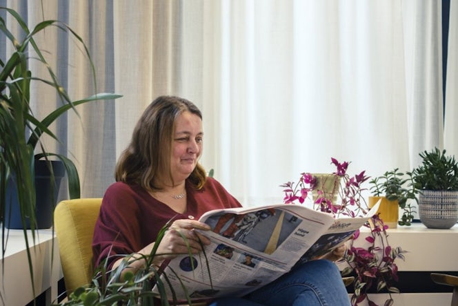 vrouw leest de krant