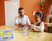 Man en dochter maken een puzzel