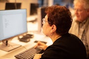 Vrouw zit aan de computer