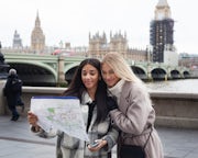 Twee jonge vrouwen houden een kaart vast in Londen.