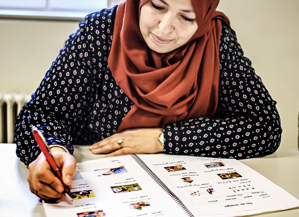 Vrouw schrijft in de les