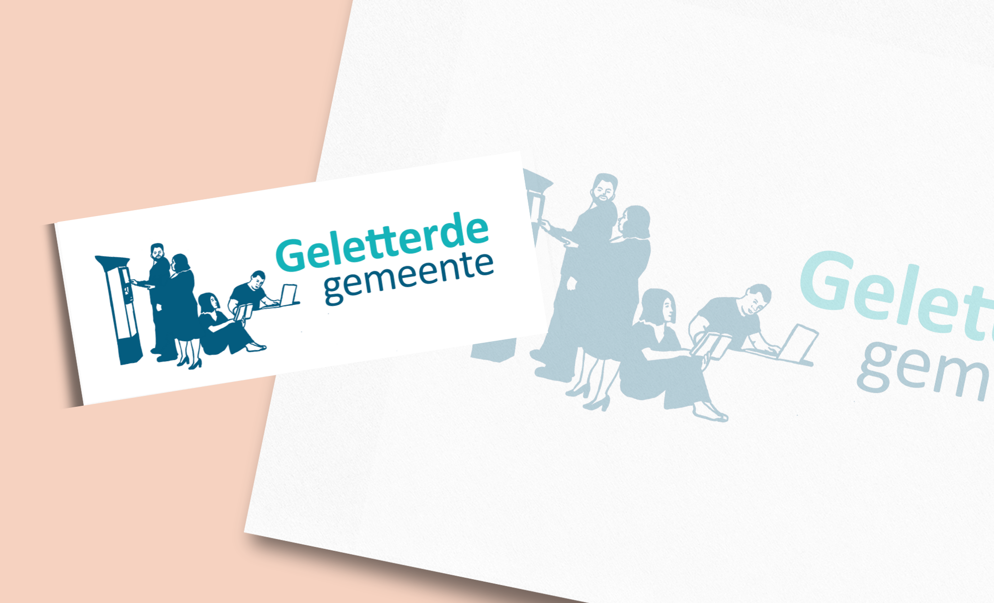 illustratie van een label met blauwe silhouetten van mensen die een boek lezen, aan een laptop werken en met een smartphone staan, met de tekst 'Geletterde gemeente'