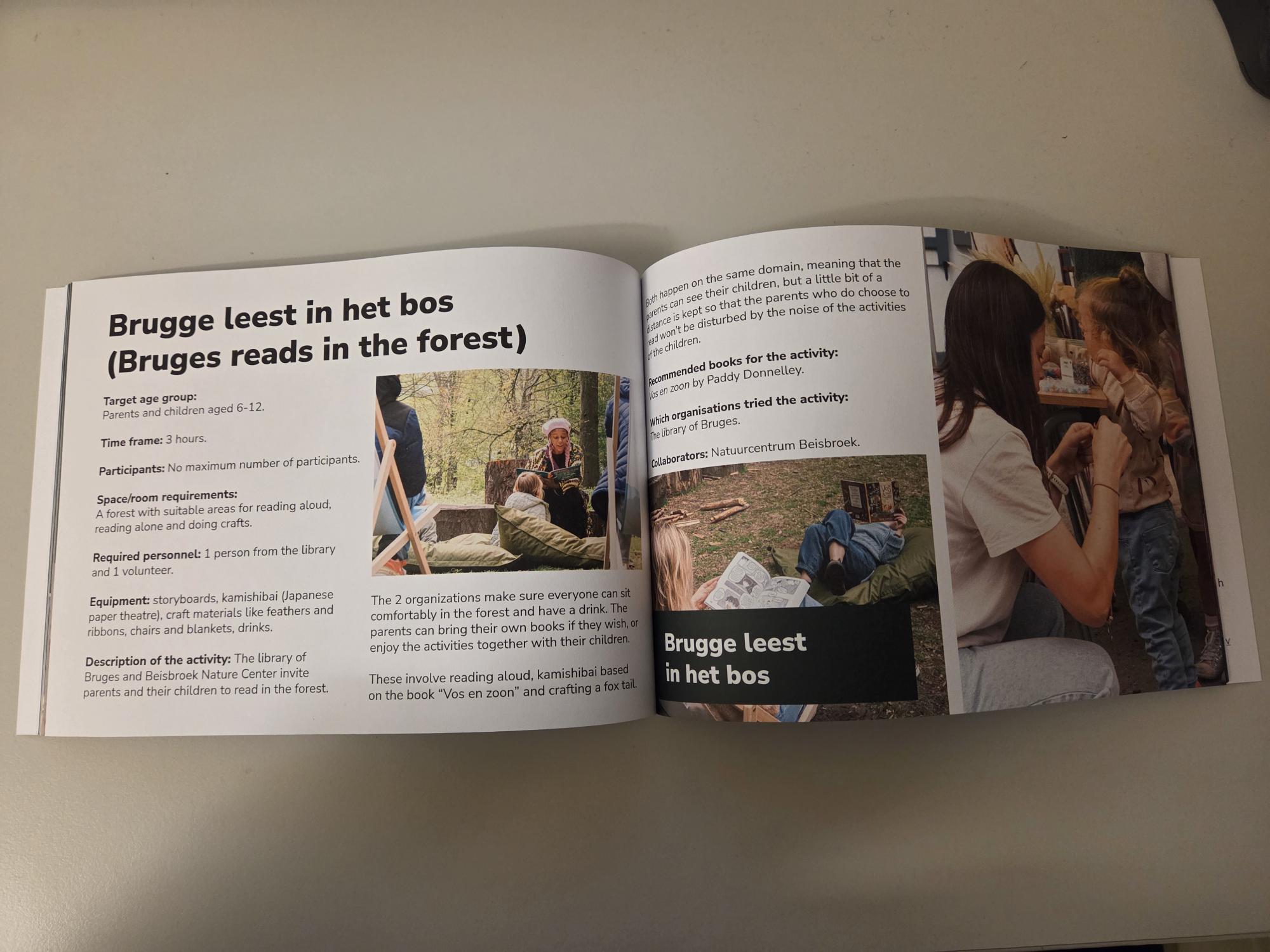 opengeslagen brochure met een artikel over 'Brugge leest in het bos' en foto's van mensen die in het bos lezen