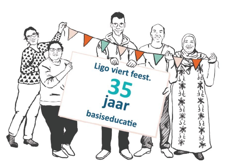 groep mensen zwaait met vlagjes en houdt een bord met de tekst 'Ligo viert feest'