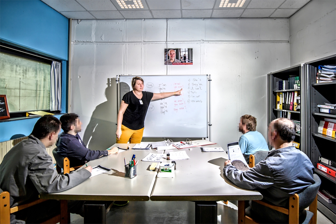 Lerares Nele heeft les in de gevangenis in Brugge