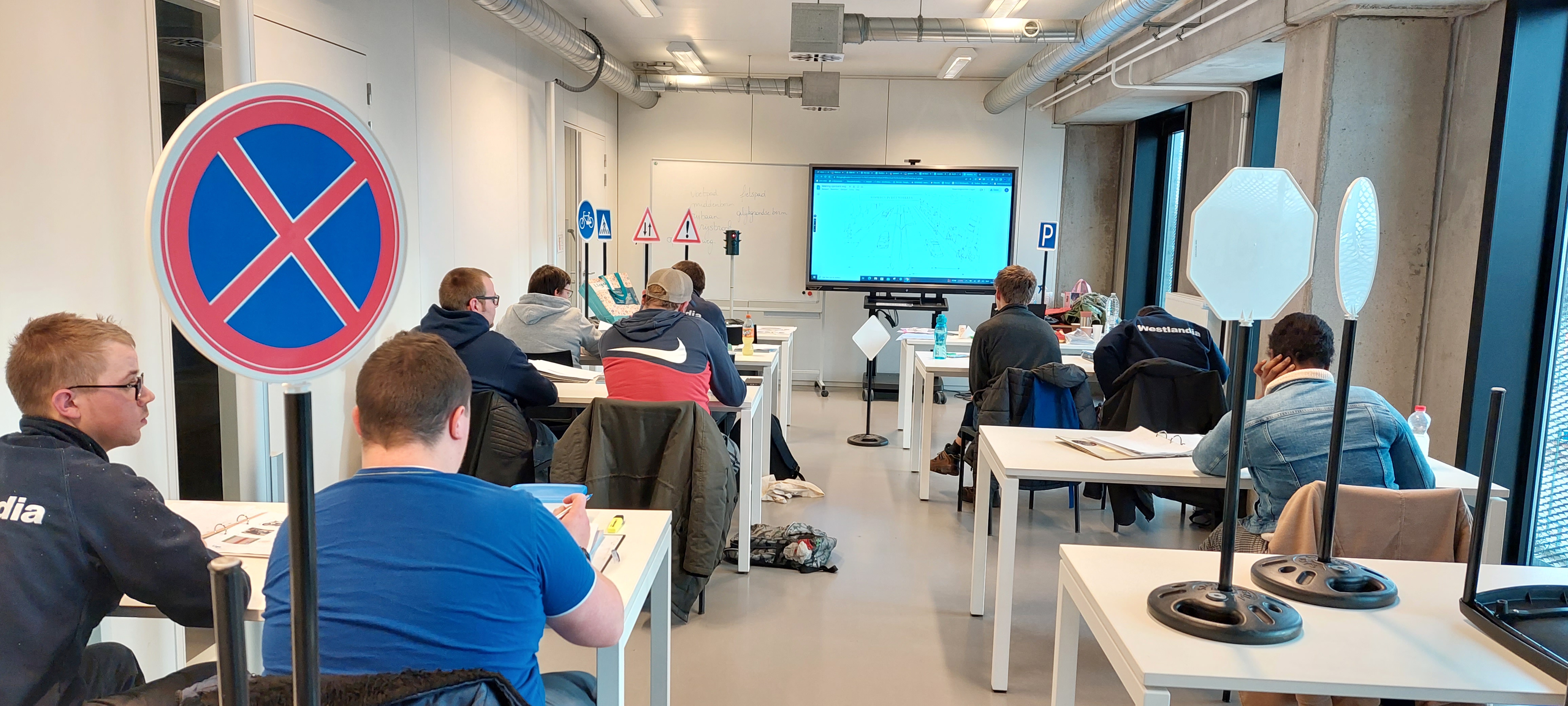 Cursisten van Westlandia volgen cursus Rijbewijs