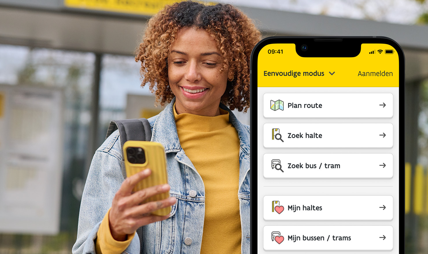 Vrouw gebruikt de vereenvoudige app van De Lijn