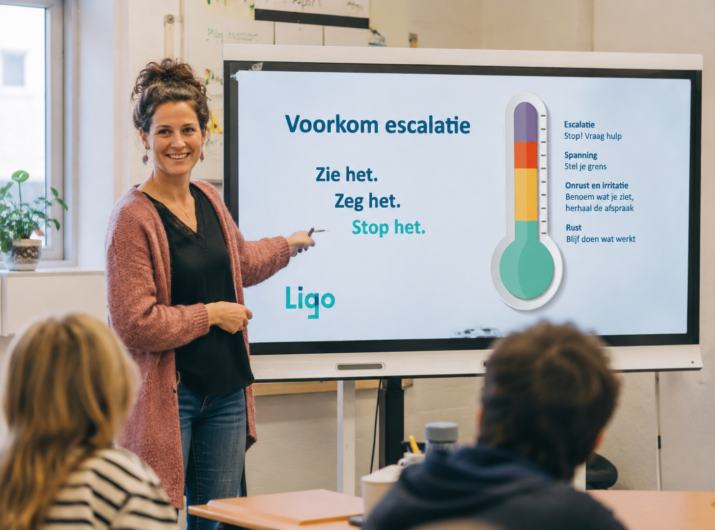 Leraar legt de Gevoelsmeter uit via een smartboard