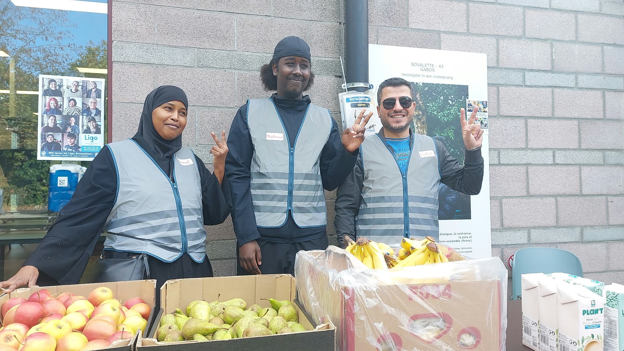 Ligo cursisten helpen tijdens de refugee walk met fruit uitdelen