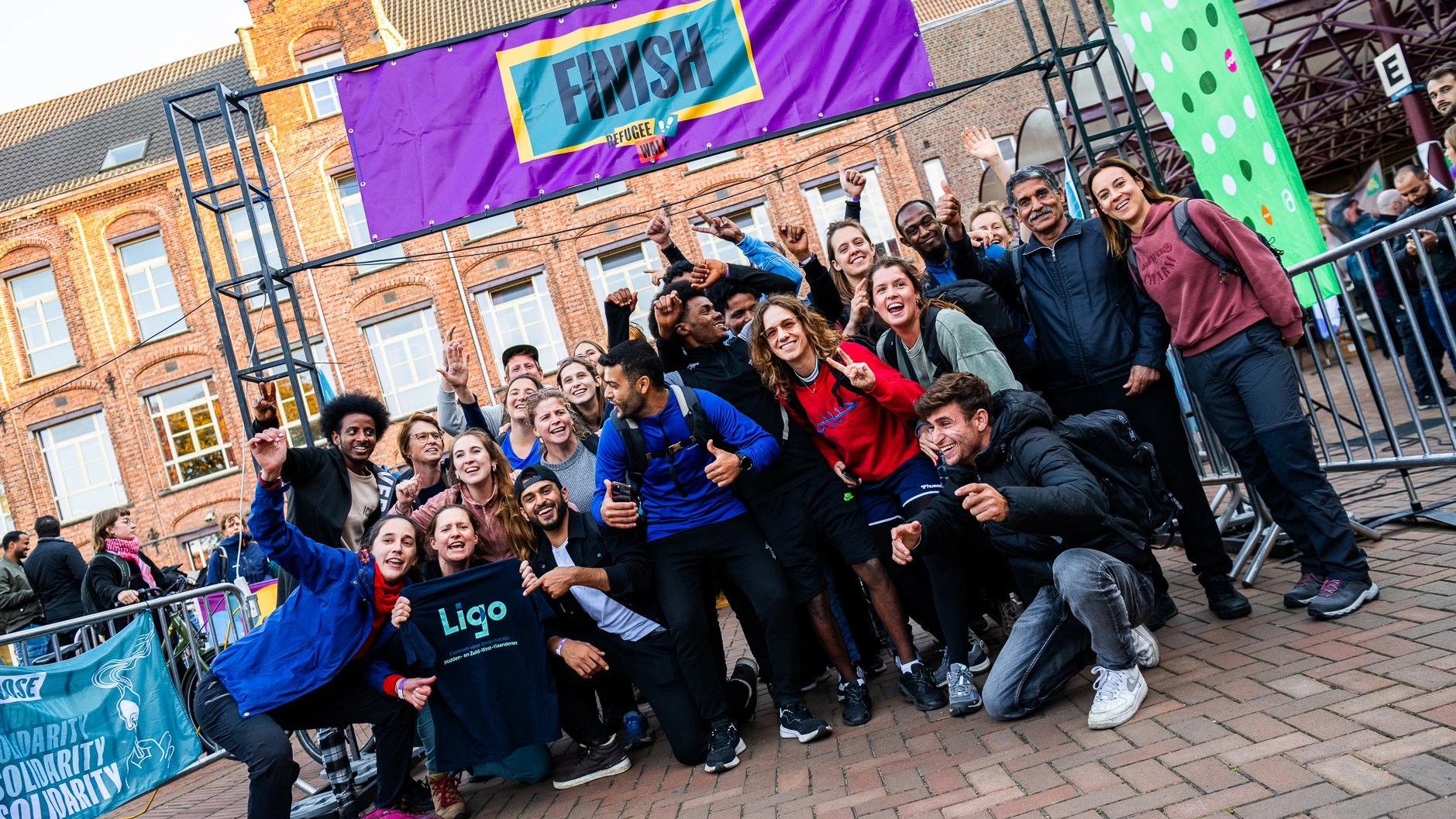 Een Ligo wandelteam aan de finish van de Refugee walk