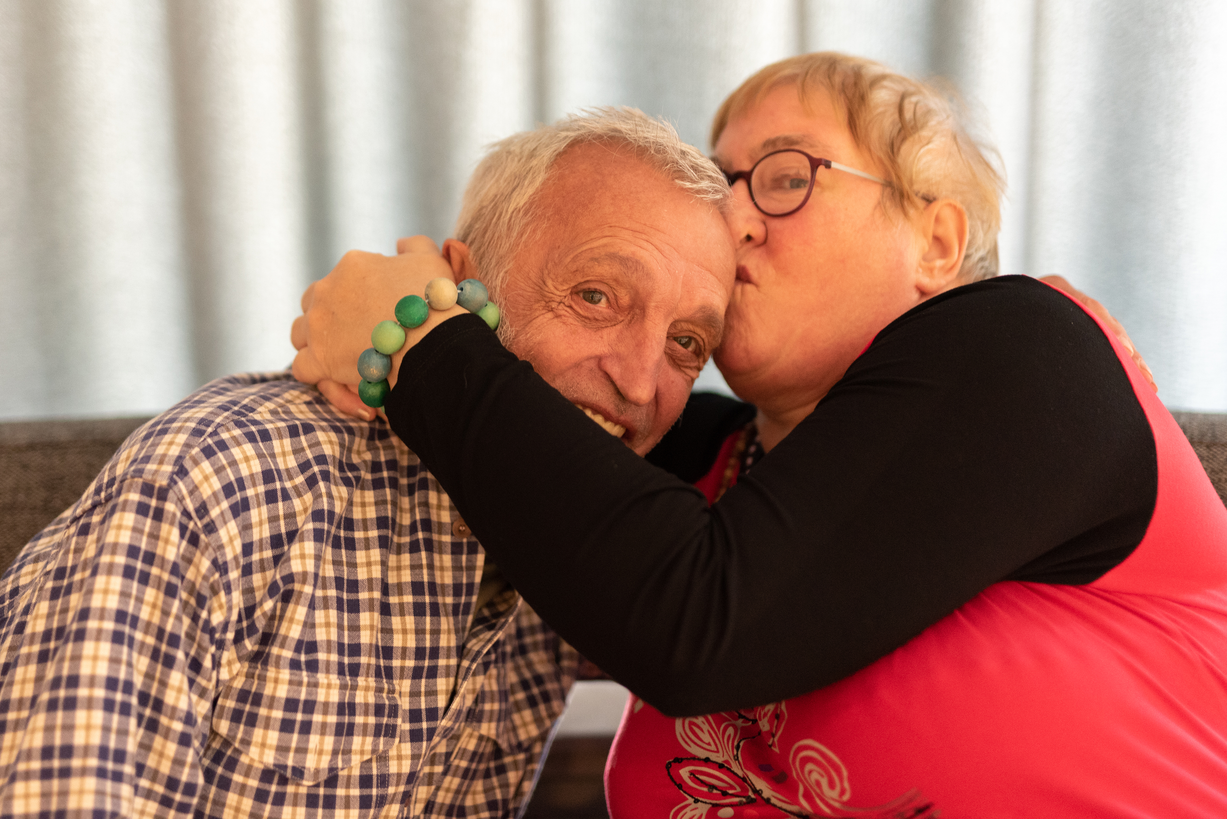 Bewoner geeft kus op het hoofd van een lachende man