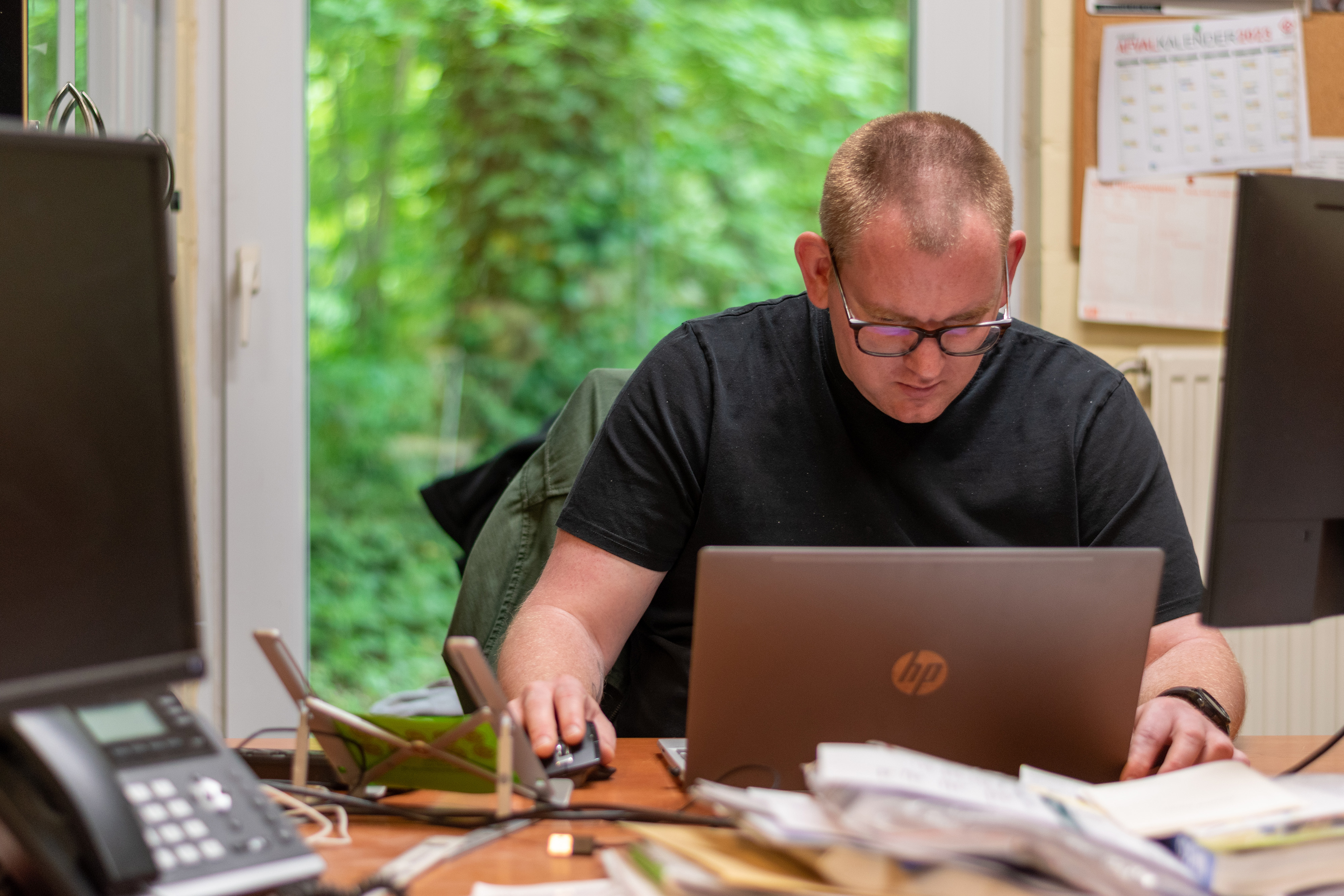 Eli werkt aan een bureau op zijn laptop