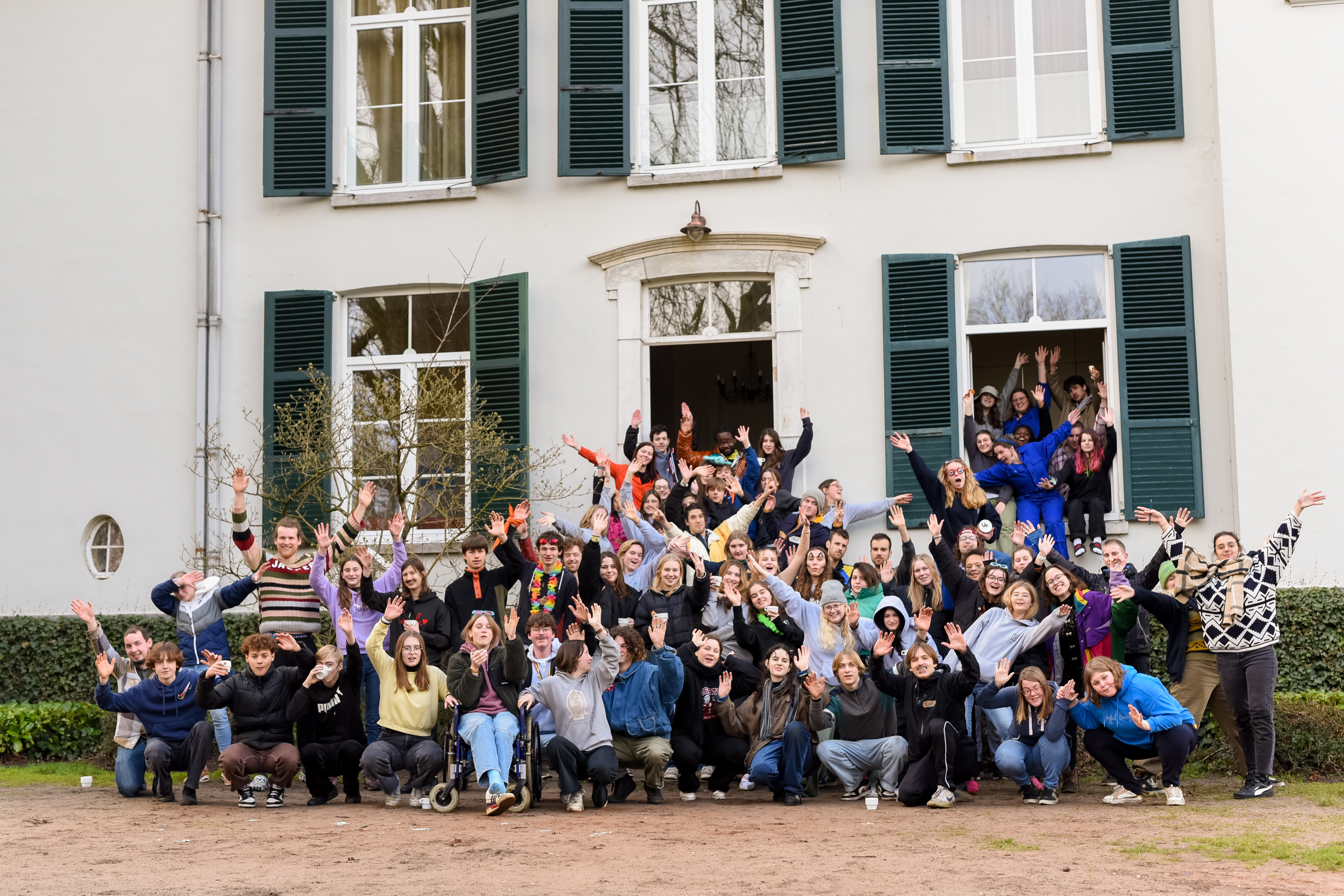 Enthousiaste grote groep animatoren op cursus