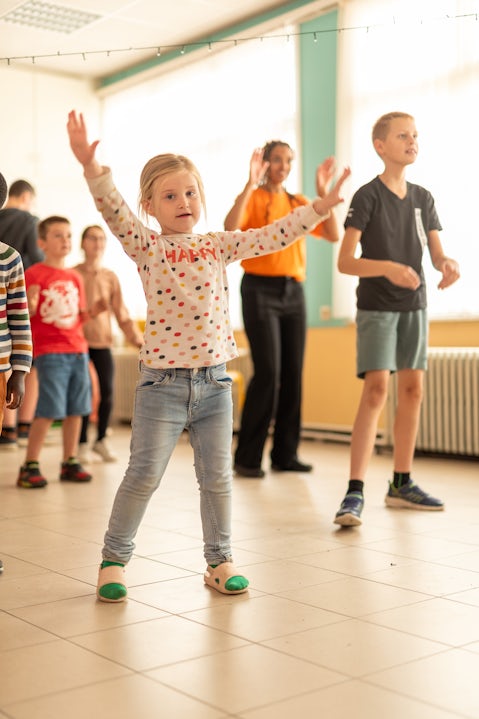 Meisje danst in zaal van speelplein Assenede
