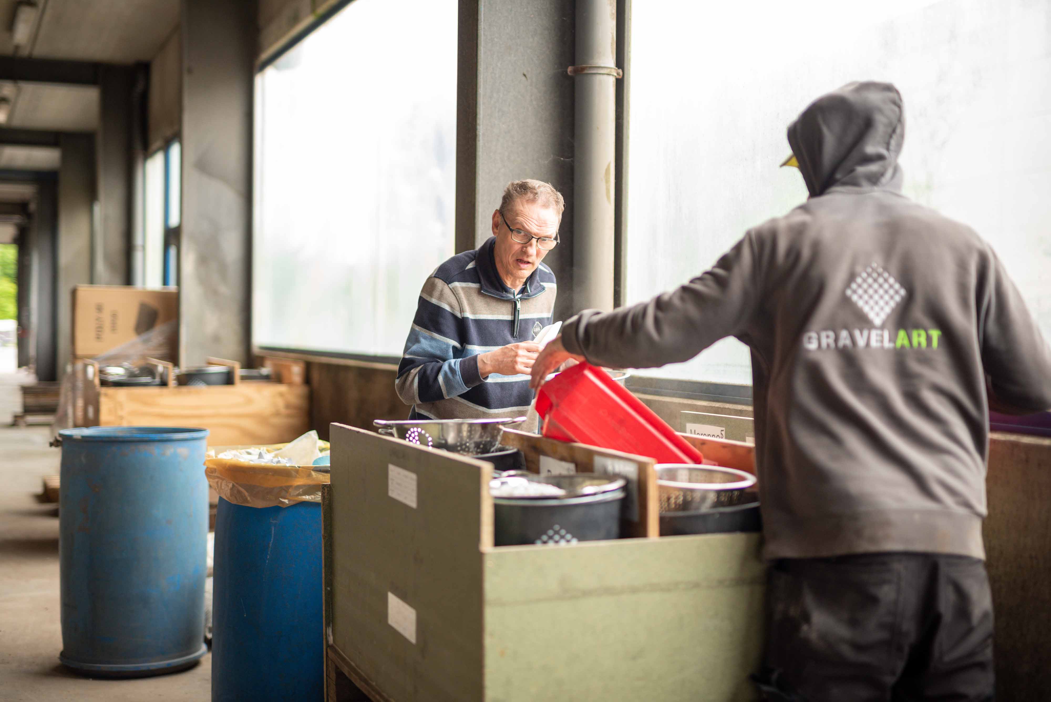 Begeleid werker en medewerker Gravelart samen aan het werk