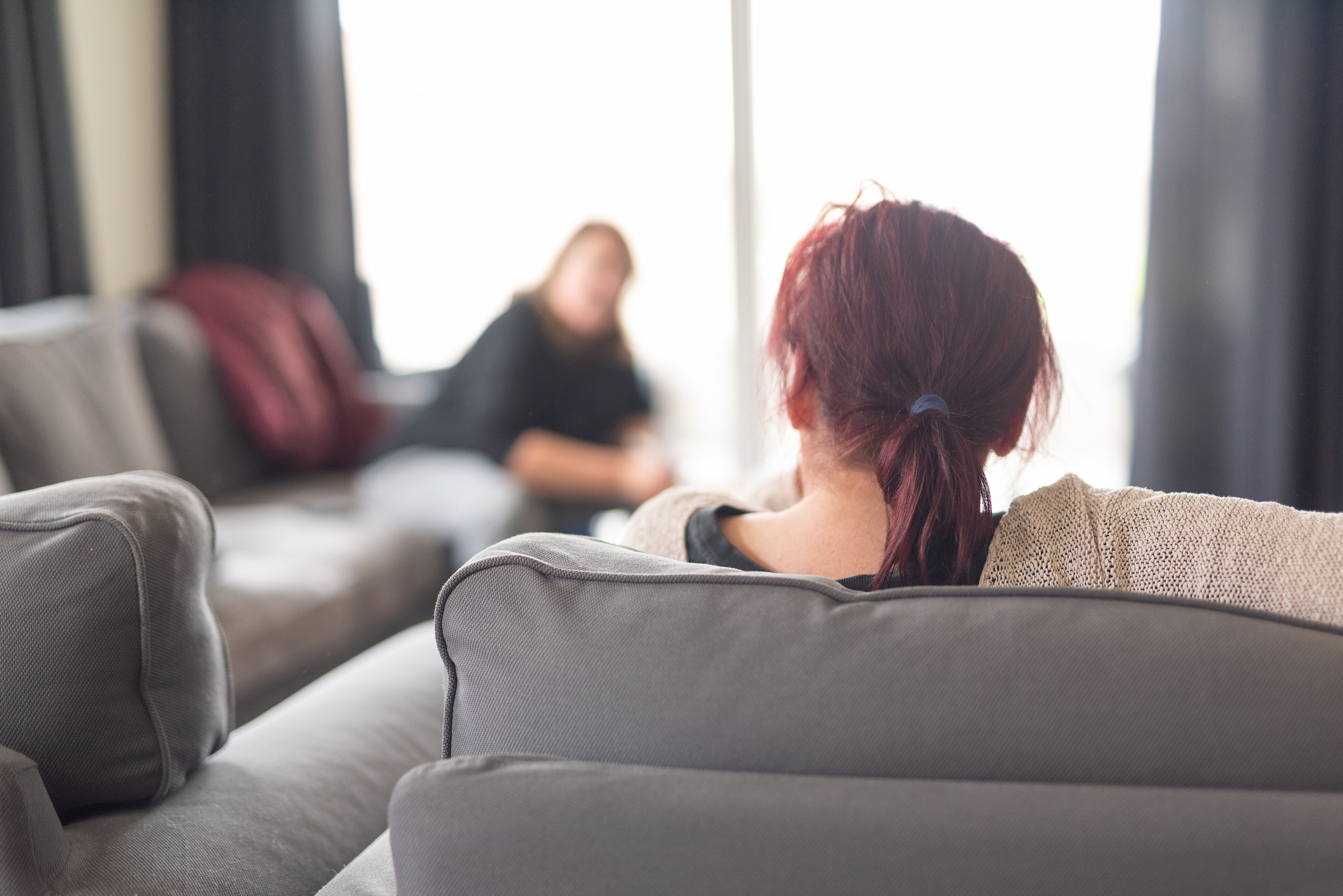 Cliënt thuis in haar zetel tijdens huisbezoek