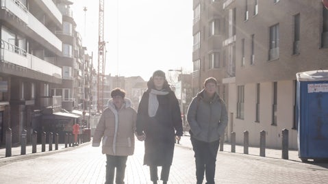 Drie mensen zijn samen op uitstap en wandelen op straat