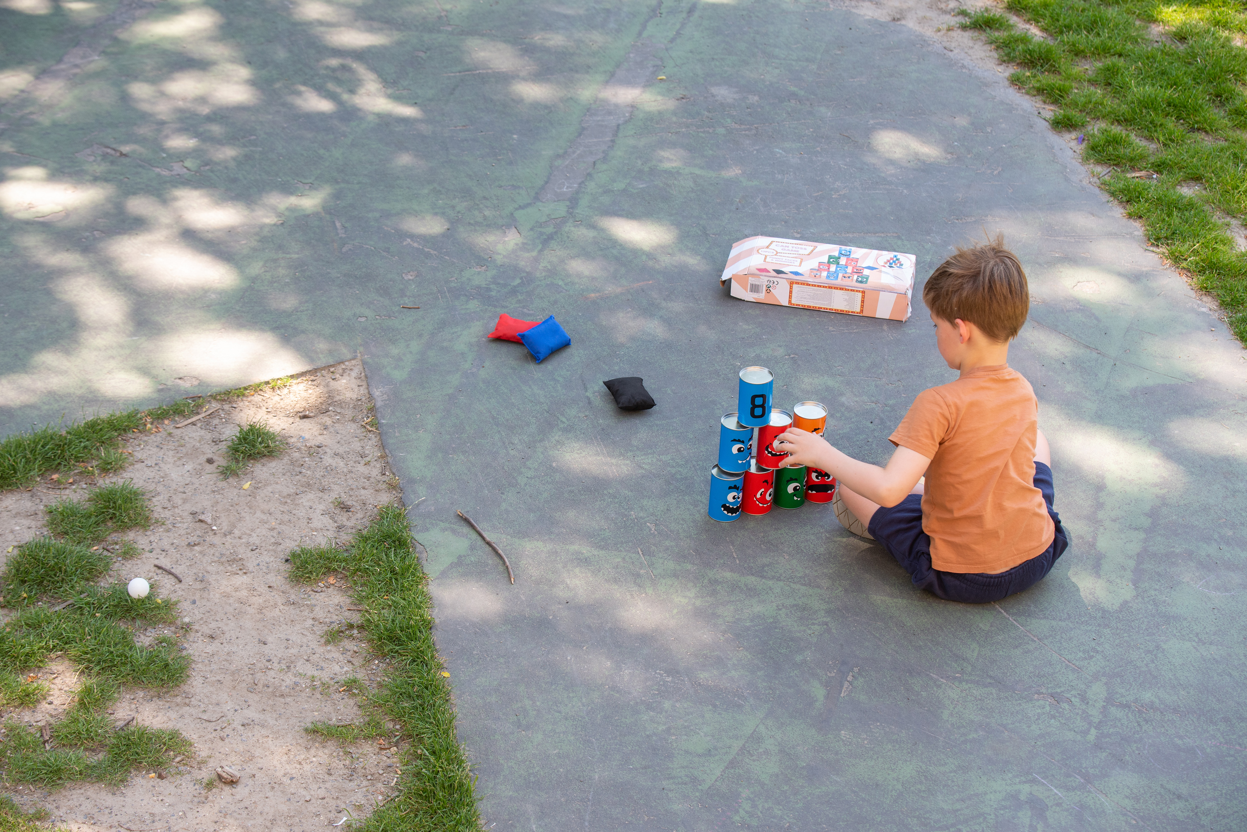 Een kind speelt buiten op de grond