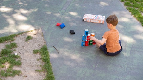 Een kind speelt buiten op de grond