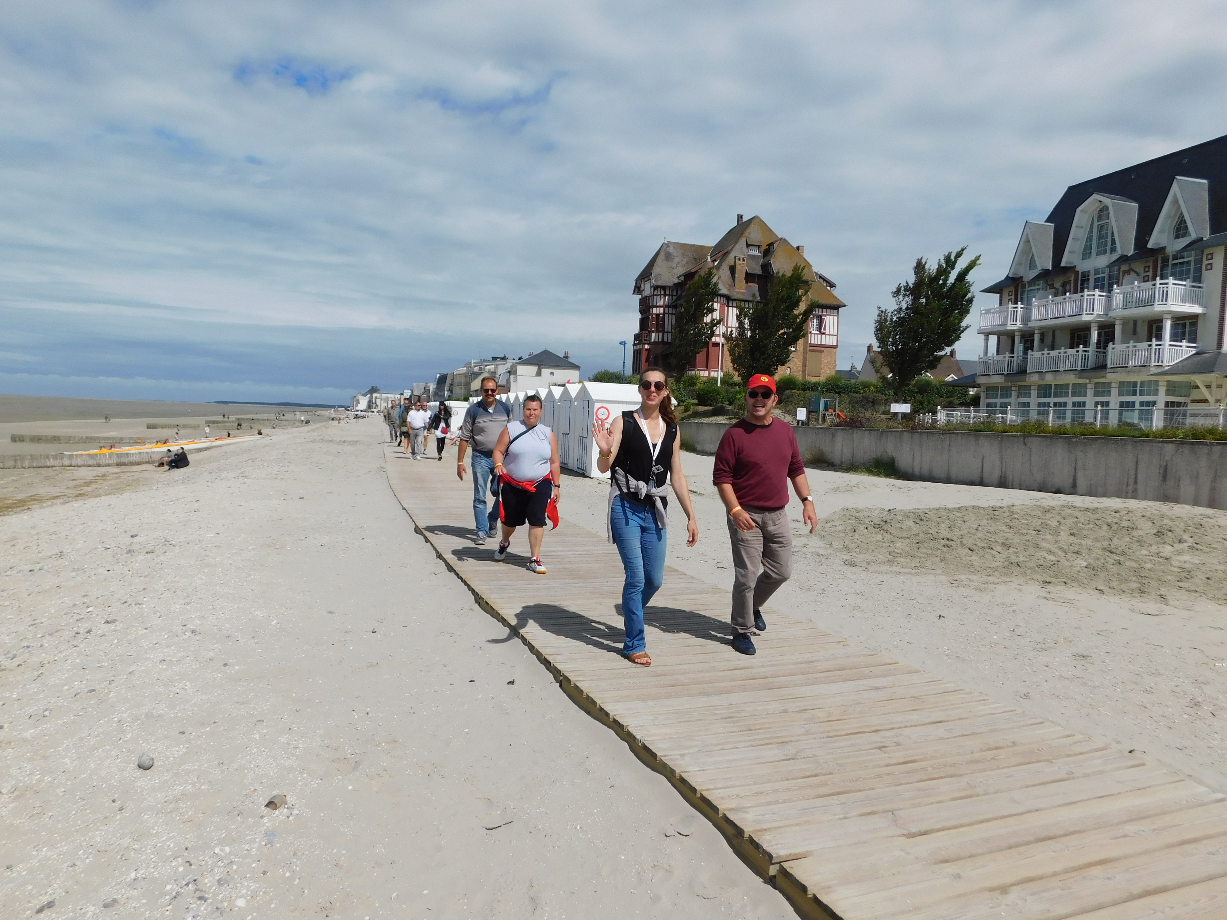 Groep mensen op uitstap zwaaien naar de camera