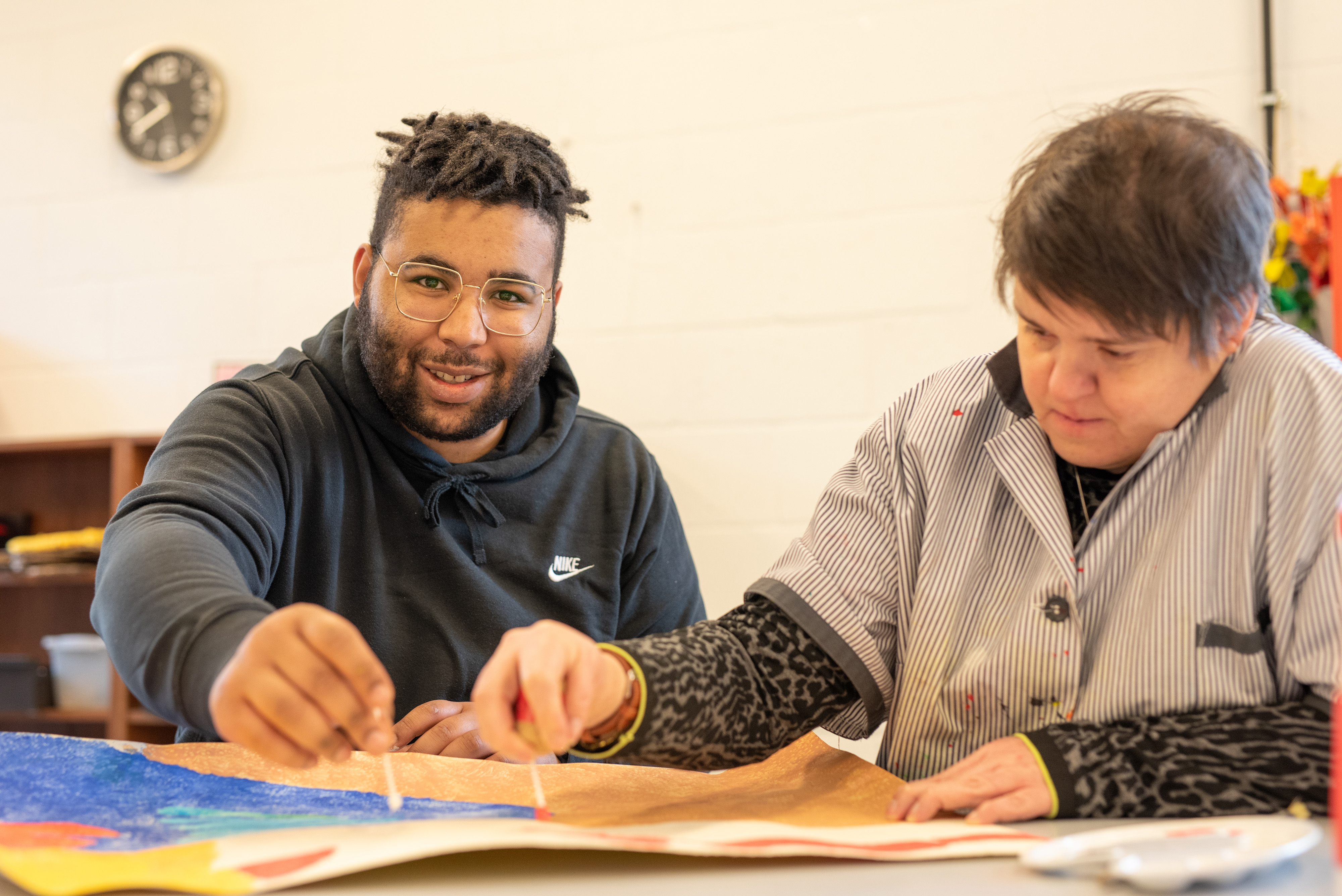 Vrijwilliger Samuel helpt mee in creatieve dagbesteding