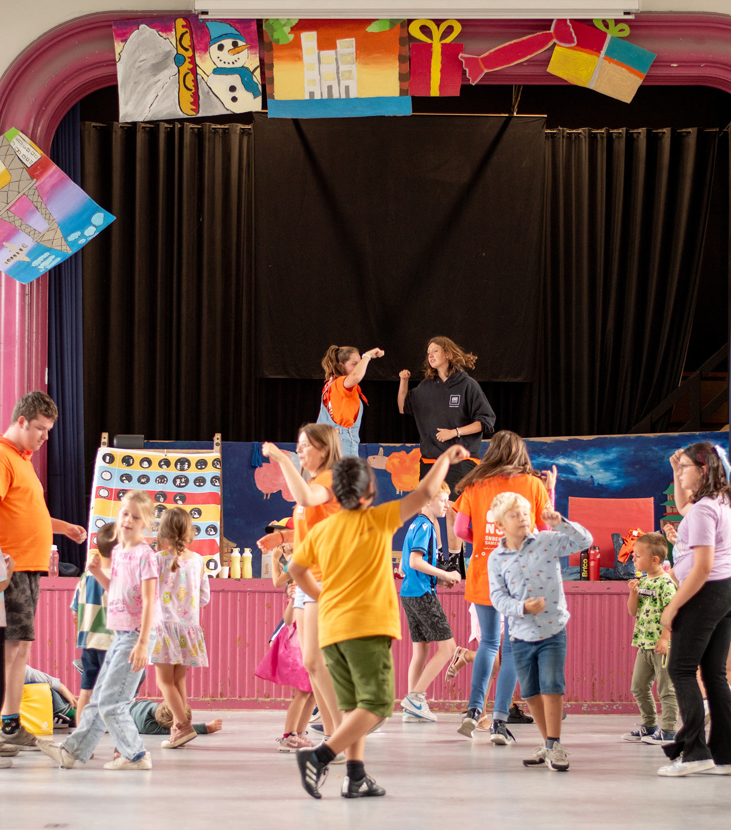 Kinderen spelen binnen op speelplein Sint-Andries van Oranje vzw