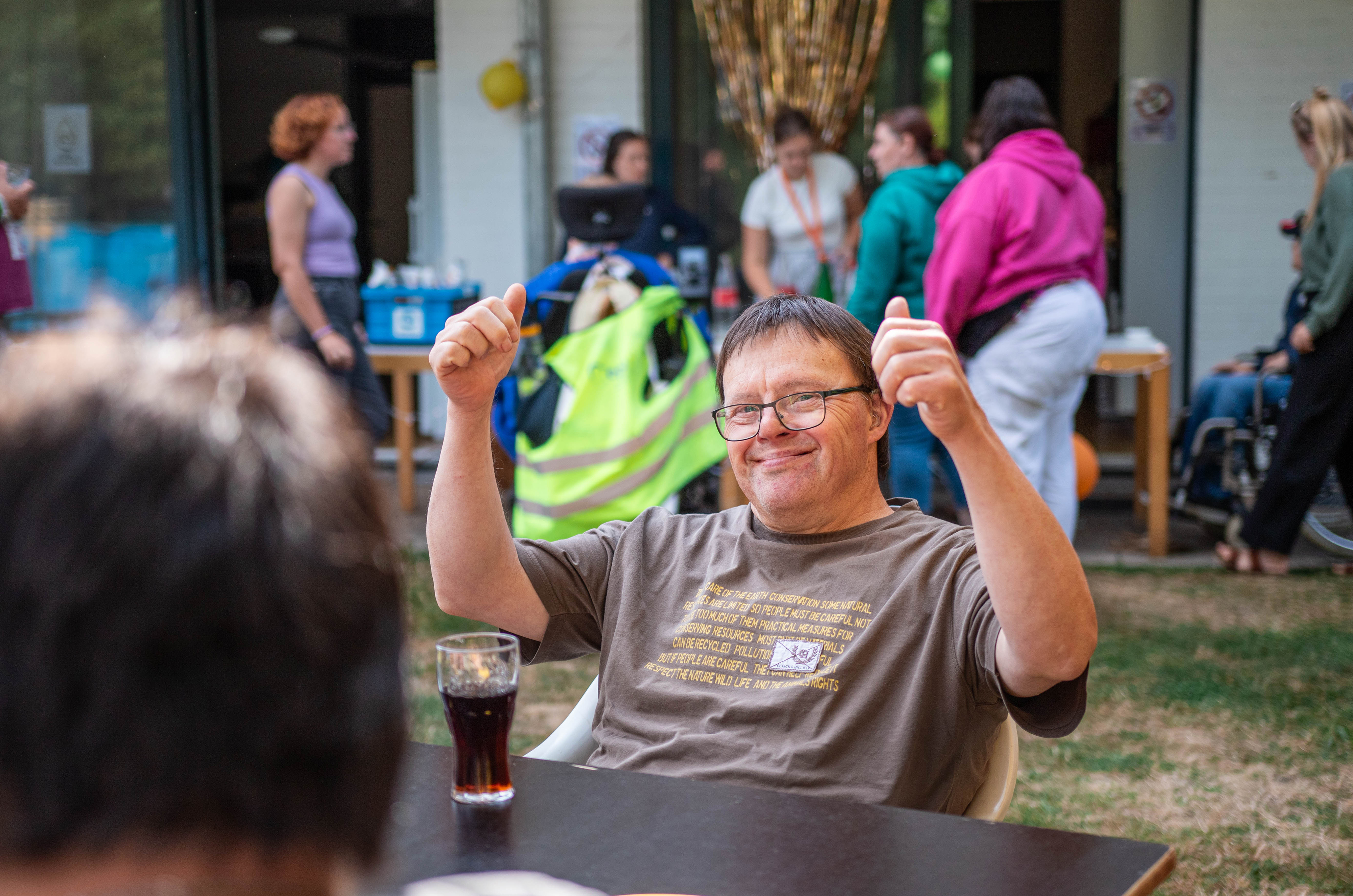 Bewoner van een woondienst steekt twee duimen in de lucht