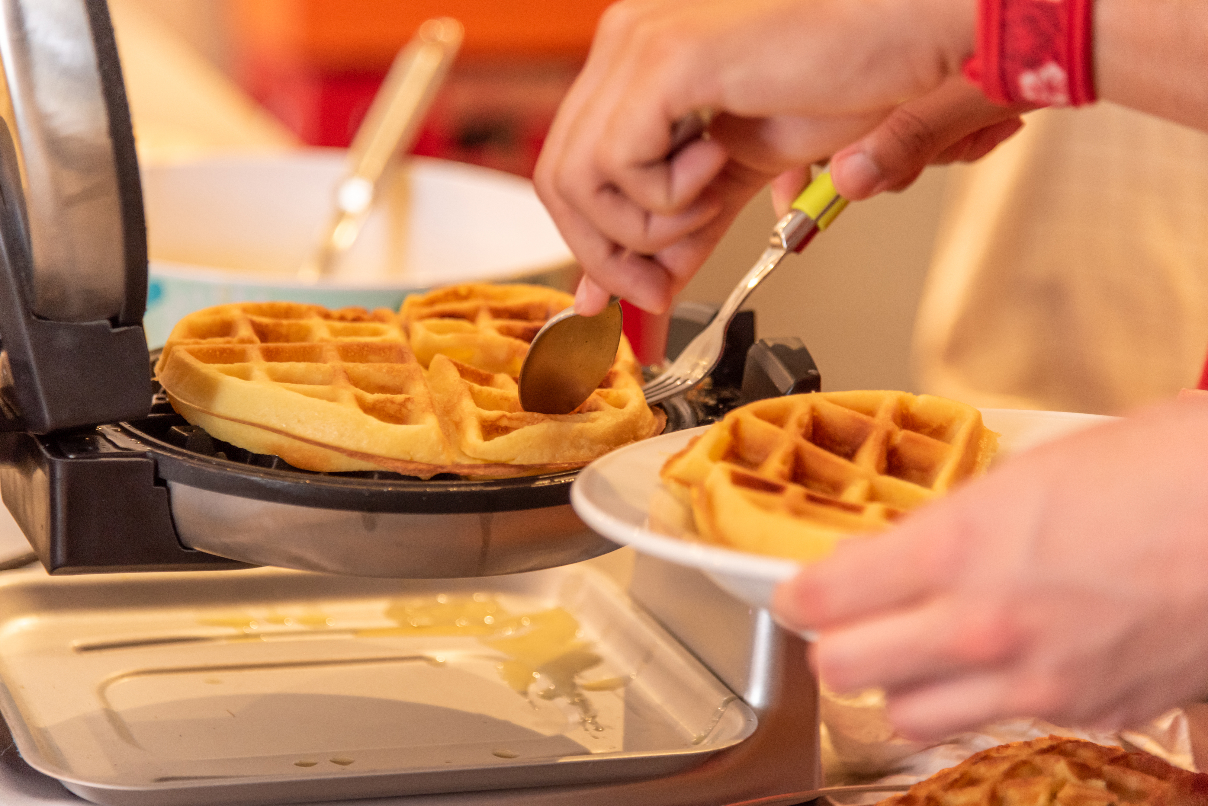 Wafel in de vorm van een hartje wordt uit wafelijzer gehaald