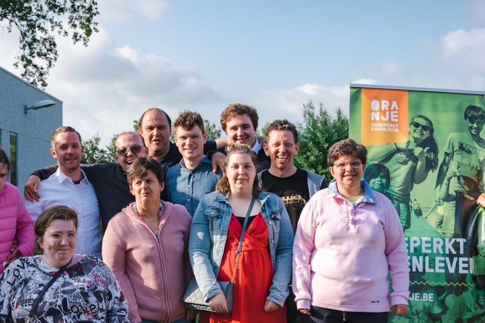 Groepsfoto van de studenten met de bewoners