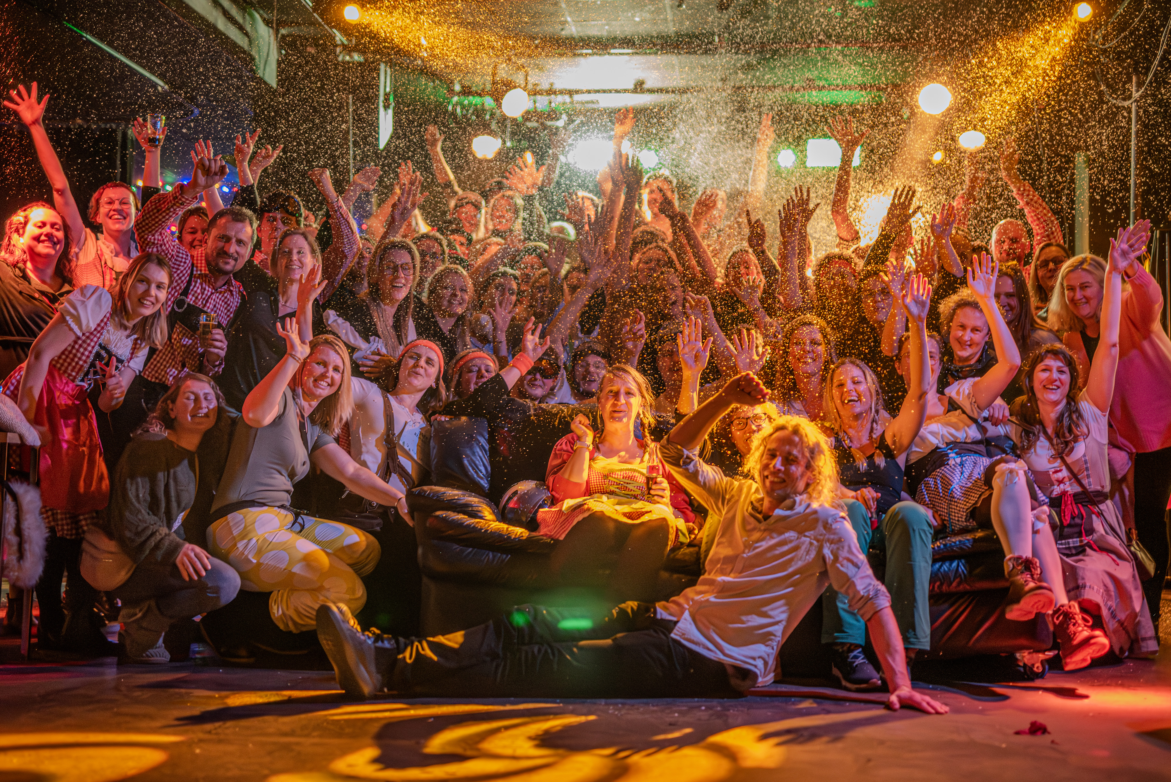 Groepsfoto van team Oranje op een feest