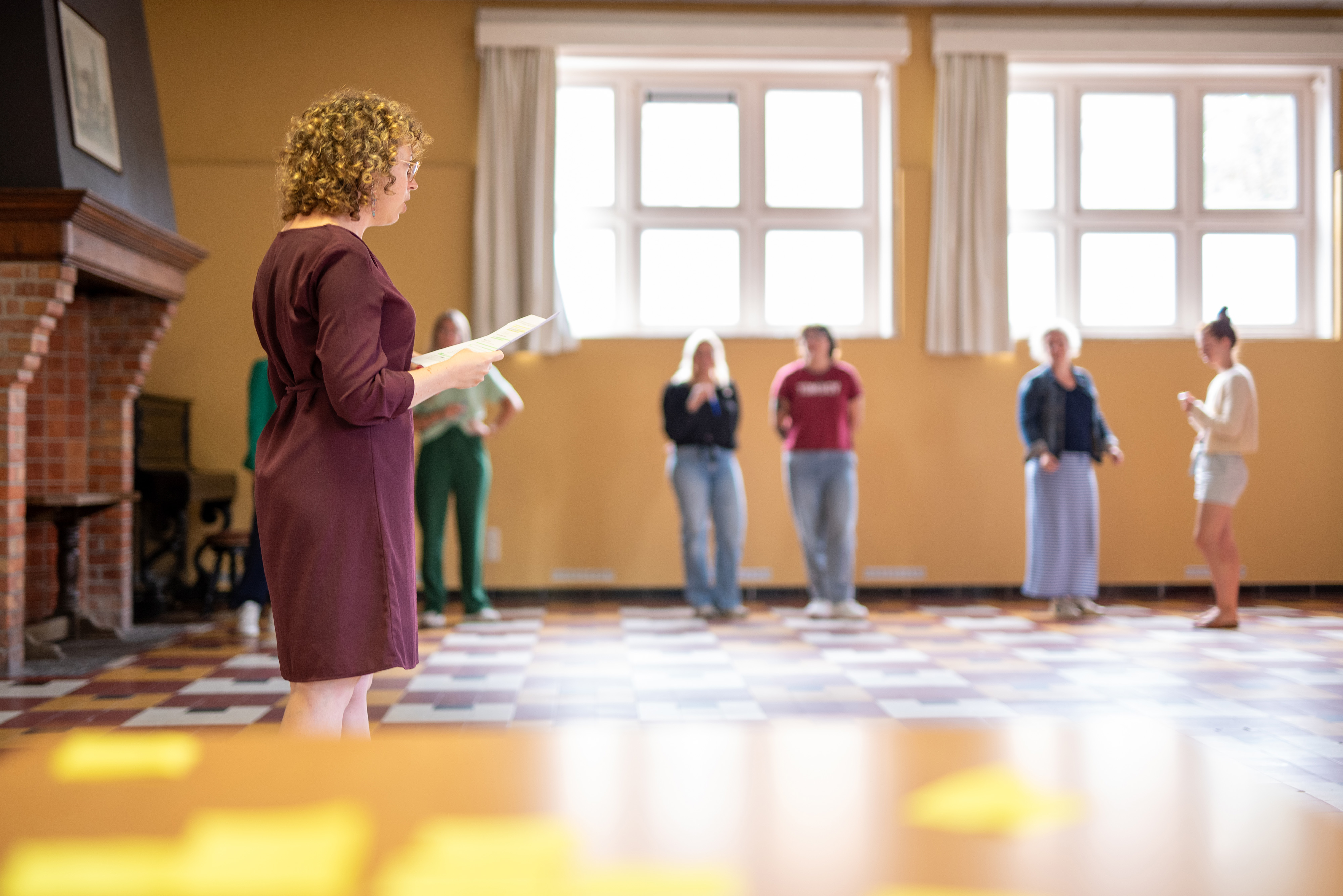 Medewerkster Karen geeft vorming uitdagende begeleiding