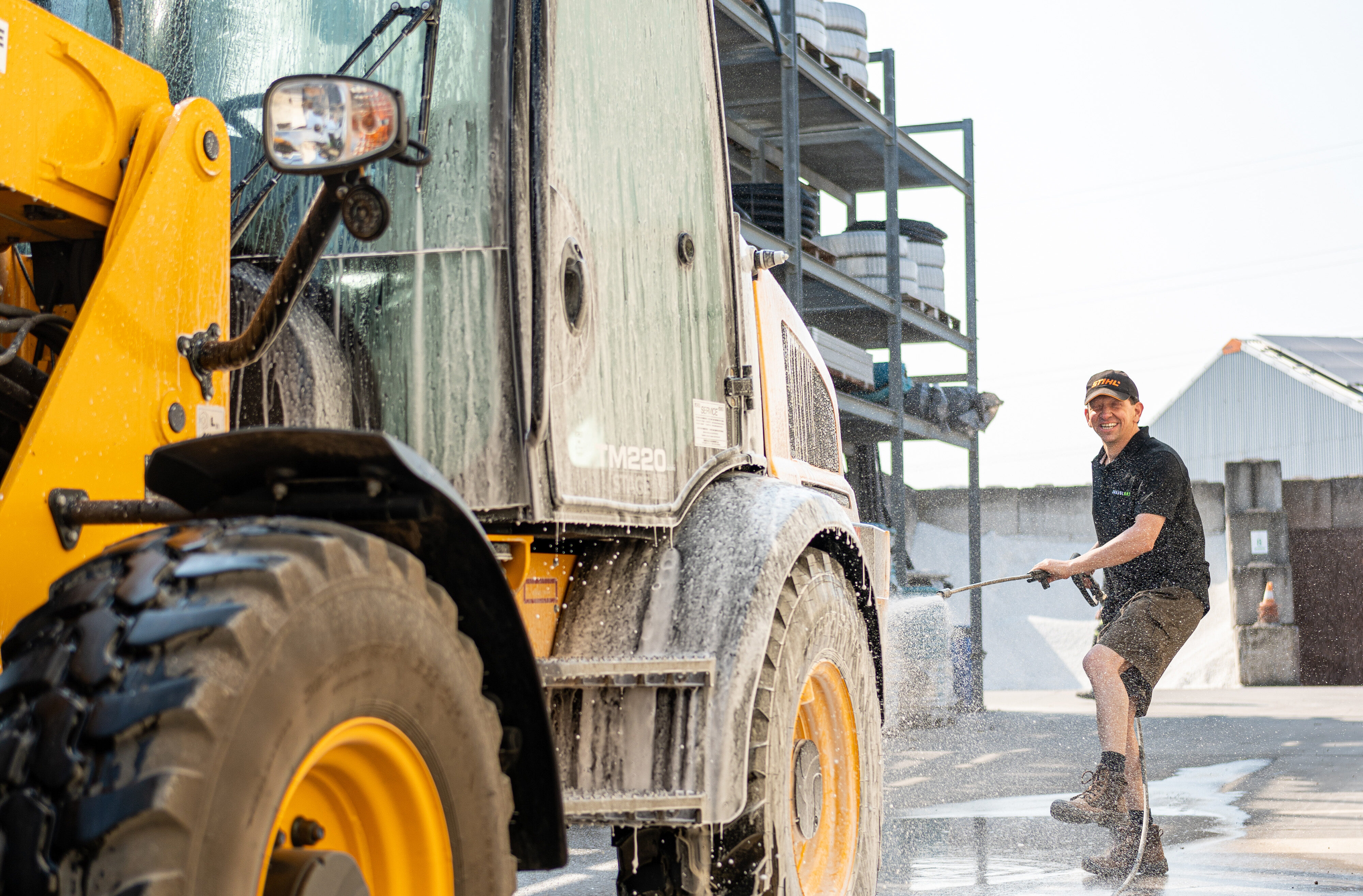 Wim wast lachend tractor met hogedrukreiniger
